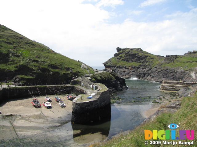 SX07329 Bostcastle Harbour and Penally Point